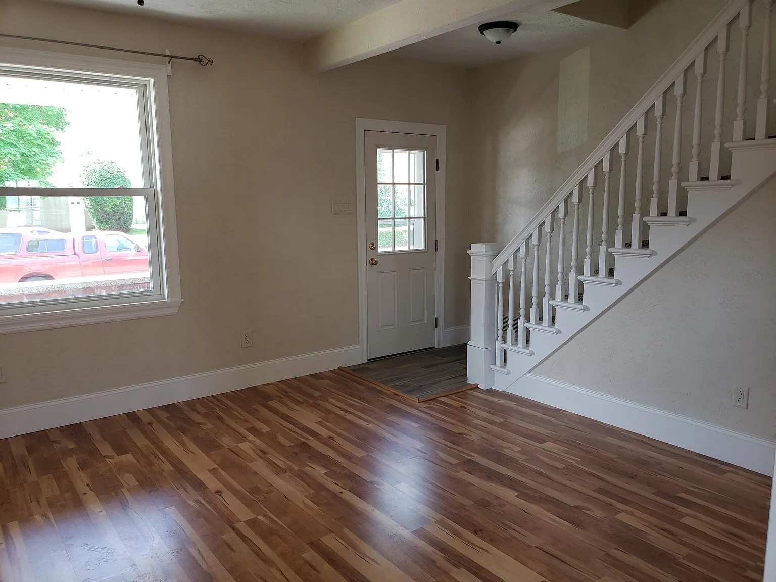 212 Oak St photo 1