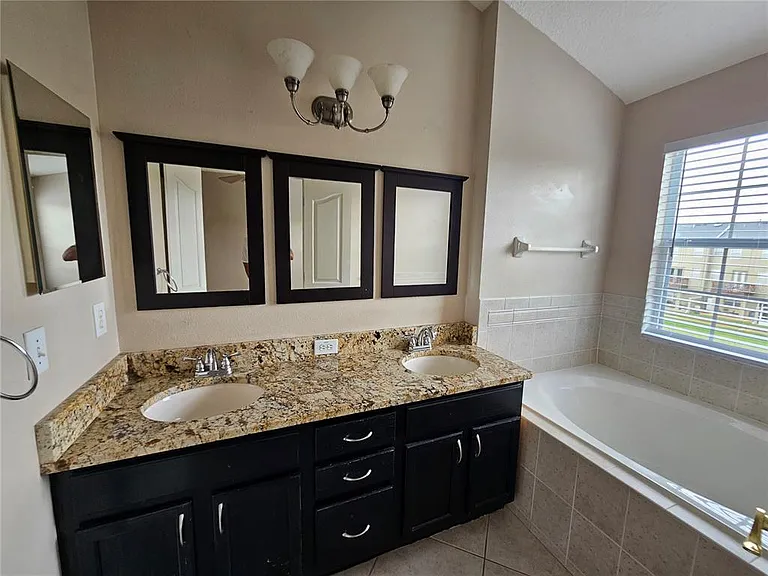 2927 Pointeview Dr — Photo 10