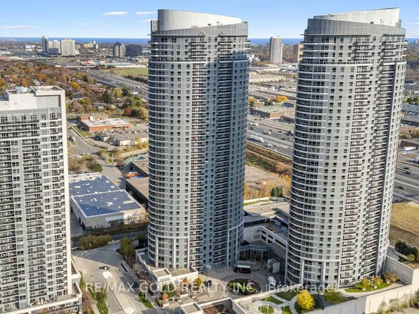 135 Village Green Sq, Toronto, ON M1S 0G4