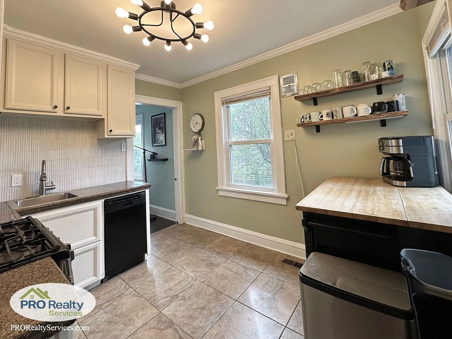 2 Bedroom Home in Northeast Minneapolis — Photo 4
