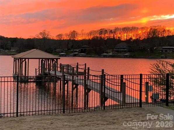 6852 Locke Dr, Sherrills Ford, NC 28673