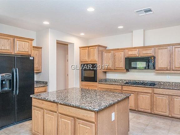 4th image of 136 Voltaire Ave