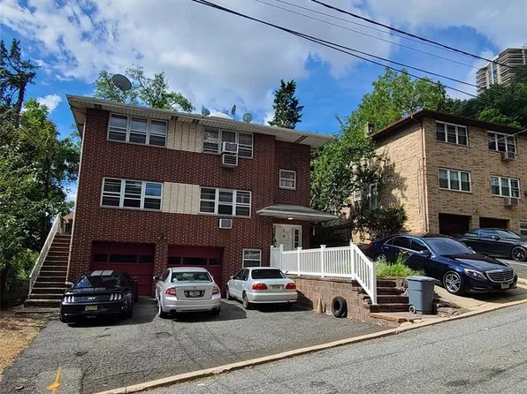 3 Hooks Lane, Edgewater, NJ 07020