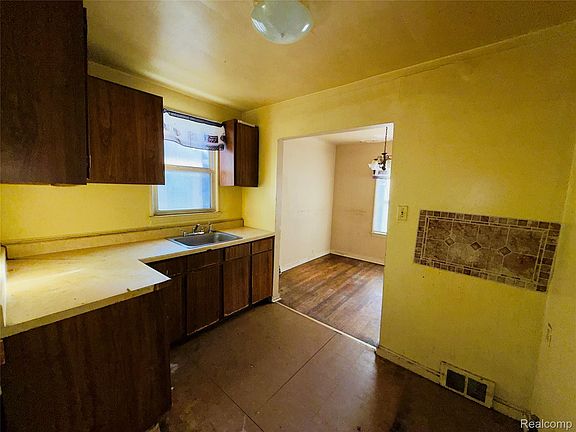 4th image of 8614 Hubbell St