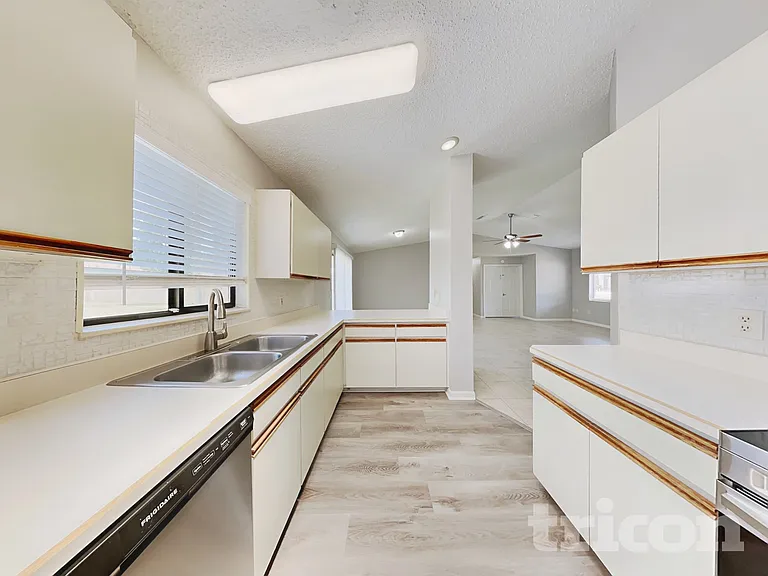 27 Princess Rose Dr — Photo 5
