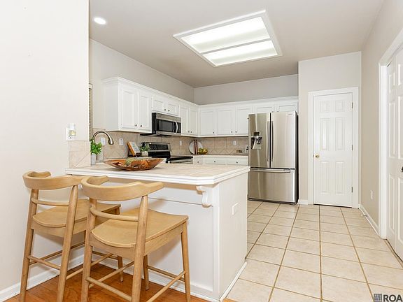 5th image of 266 Greenhaven Dr