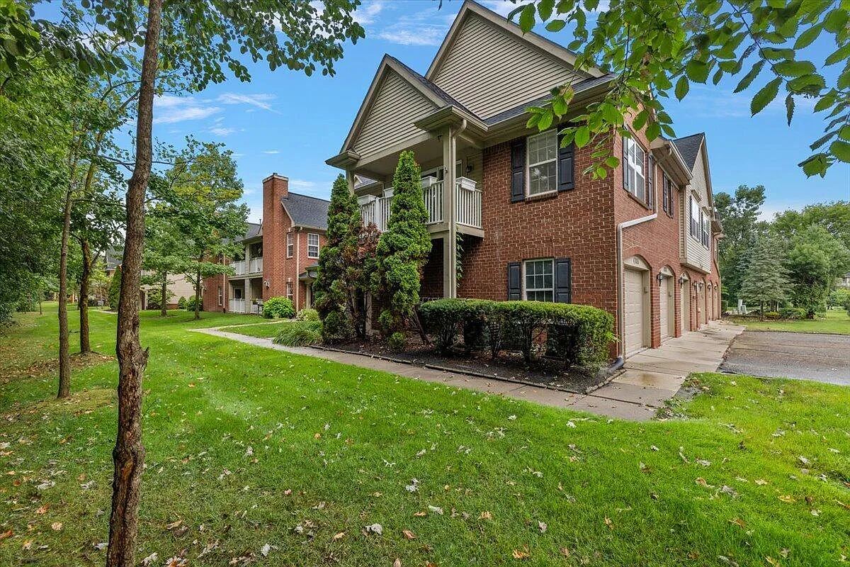 2 bed, 1.0 bath, 1410 sqft, $1,800 — Photo 2