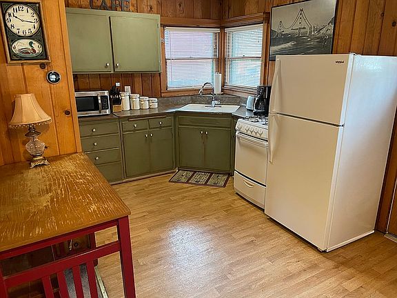 4th image of 3679 Larch Ave