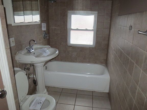5th image of 915 N 9th Ave