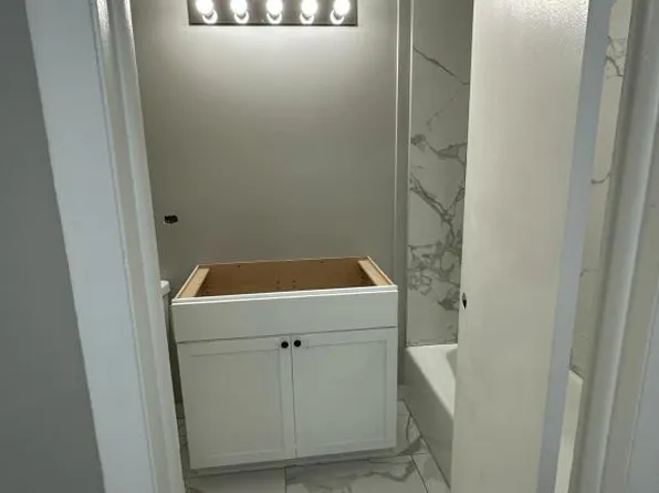 8646 S Roberts Rd, Justice, IL 60458