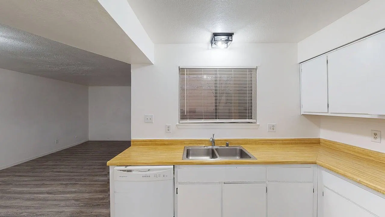 Modern & Upgraded 2 bd / 1ba. Patio APTS ~800 SF with Yards — Photo 3