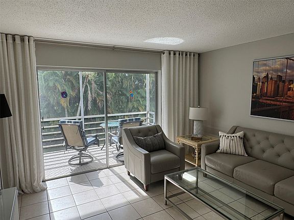 3rd image of 500 NE 14th Avenue #206