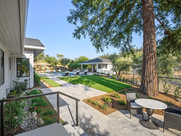 949 Canyon Rd — Photo 23