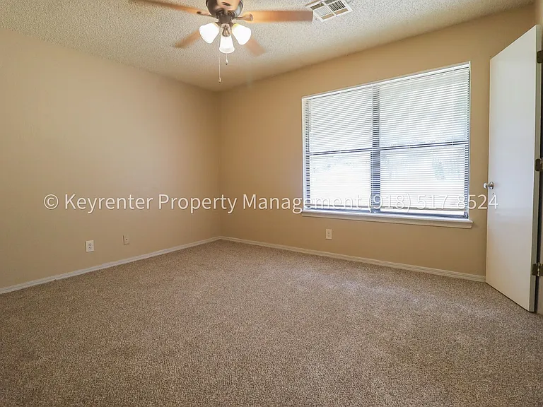 4902 S Gum Ave — Photo 66