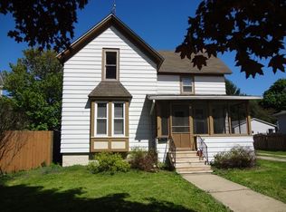 230 S Sycamore St, Genoa, IL 60135