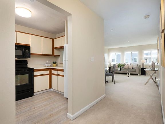 4th image of 320 Peninsula Ave APT 215