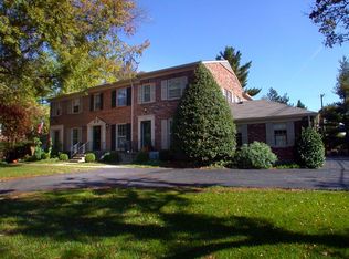 401 Country Ln, Louisville, KY 40207