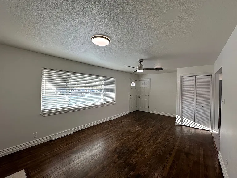 906 E Elm St — Photo 22