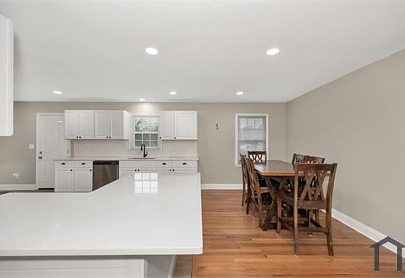 5th image of 180 Bradford Ln