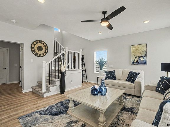 5th image of 17543 Potter St