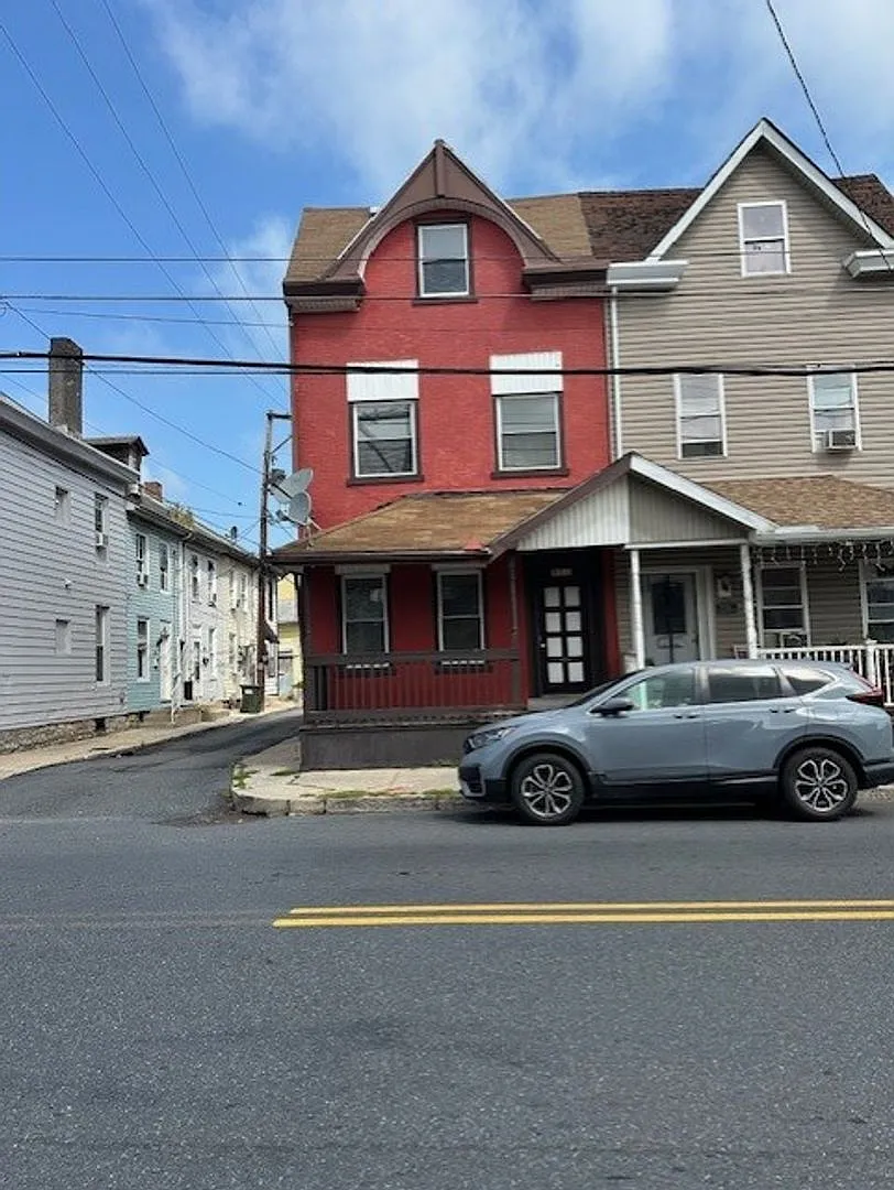 Located in Lebanon, PA/Lebanon School District, this 3-bedroom, 2-bathroom home offers practical ... — Photo 1