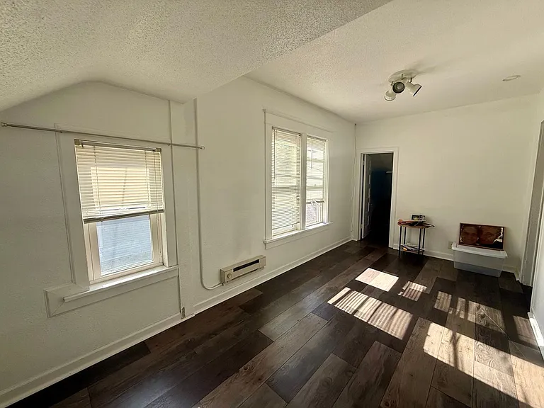 525 Porter St — Photo 4