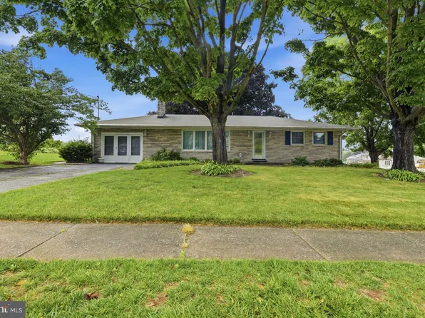 264 S 6th St, Mount Wolf, PA 17347