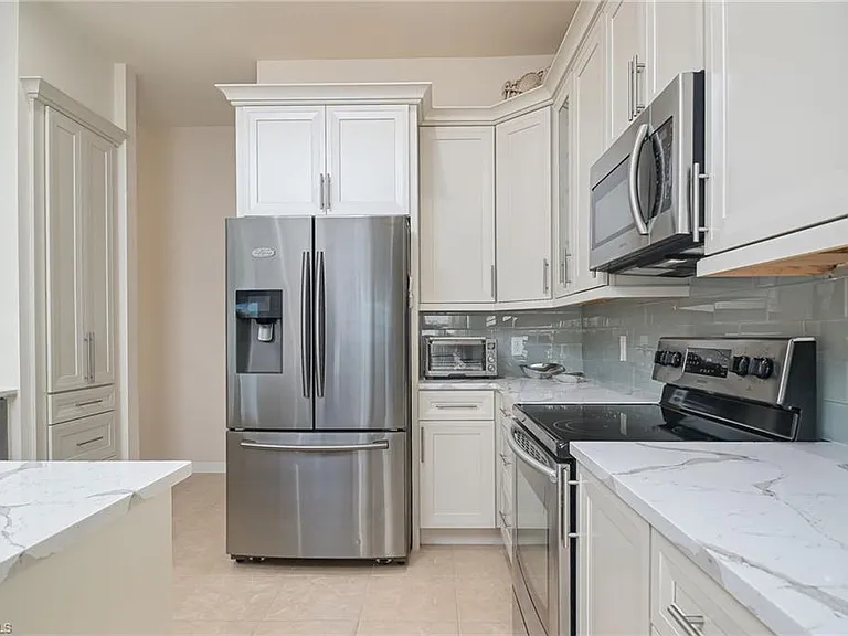 2250 Grove Dr — Photo 8