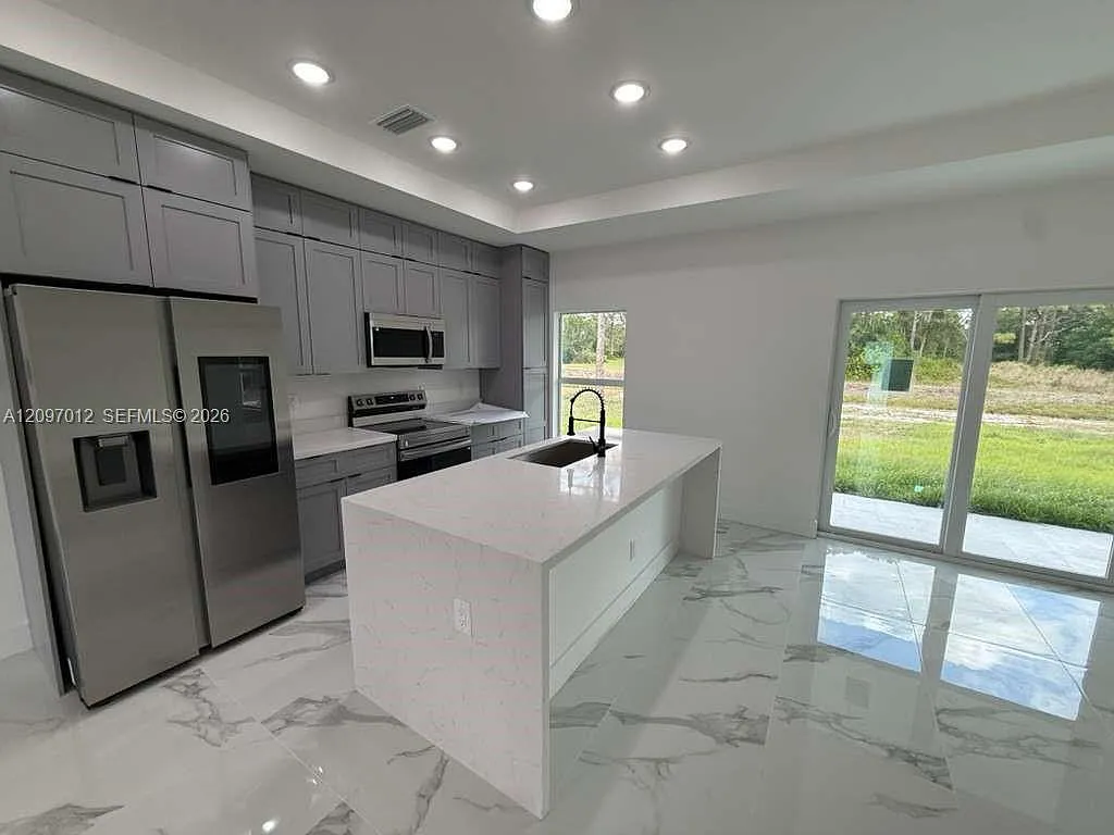 3 bed, 2.0 bath, $1,800 — Photo 4