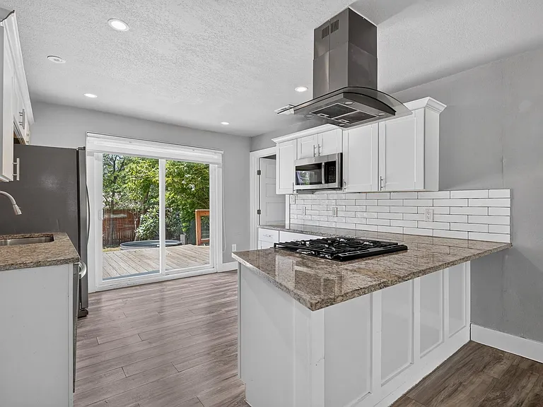 2321 Lakehurst Dr — Photo 6