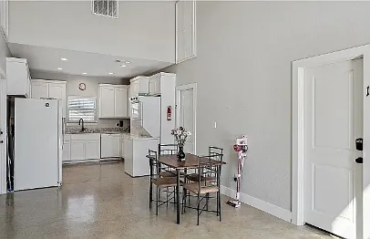 705 Maple Street - 3 — Photo 4