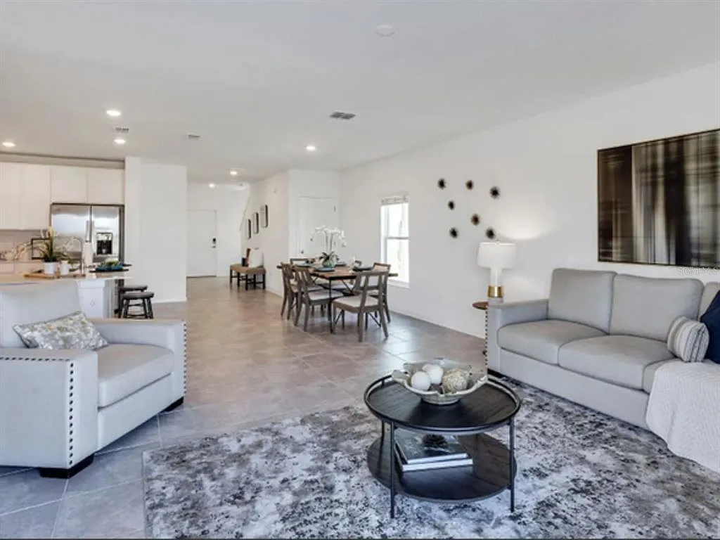6 bed, 3.0 bath, 2580 sqft, $2,850 — Photo 2