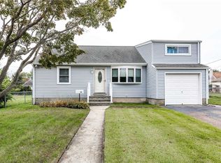 25 Soloff Rd, Massapequa, NY 11758