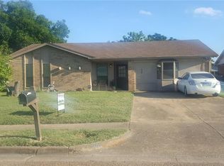 930 Woodcrest Dr, Lancaster, TX 75134