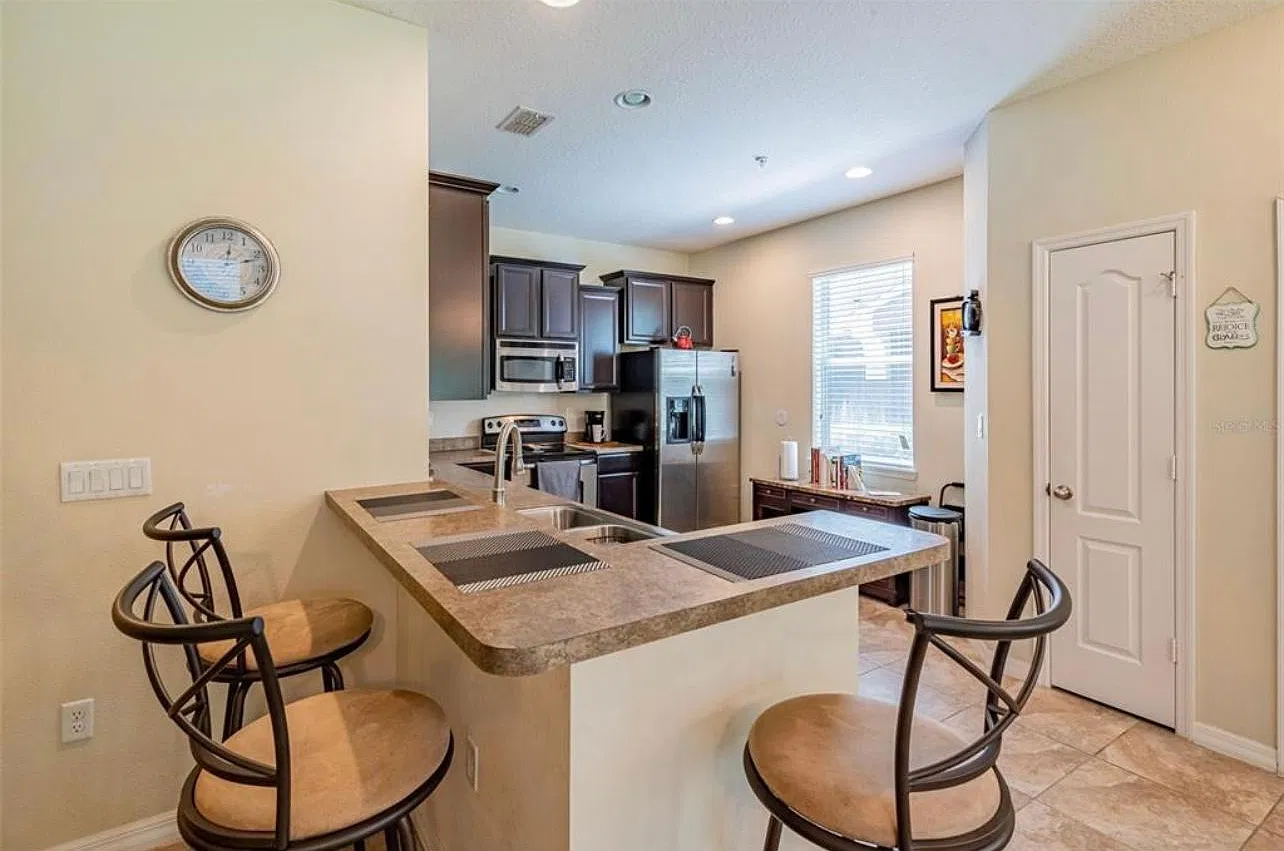 3 bed, 2.5 bath, 1588 sqft, $1,900 — Photo 3