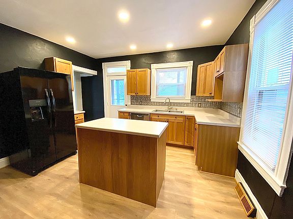 4th image of 415 Brown Ave