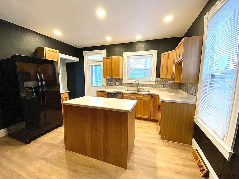 415 Brown Ave — Photo 4