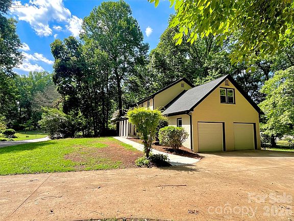 4th image of 304 Travis Ln