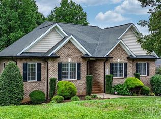 1158 Waterford Dr, Hickory, NC 28602