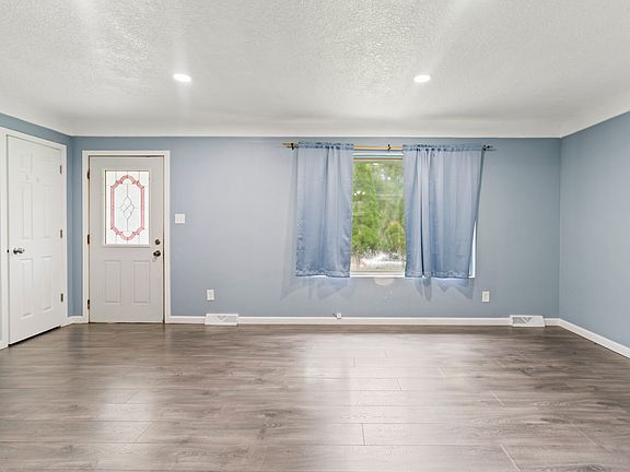 3rd image of 616 Creston Ave
