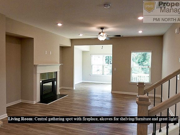 4 Living Room_10182022