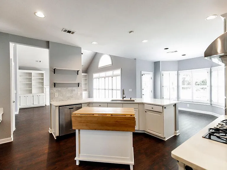 Fully equipped kitchen with top-of-the-line appliances and quartz countertop
