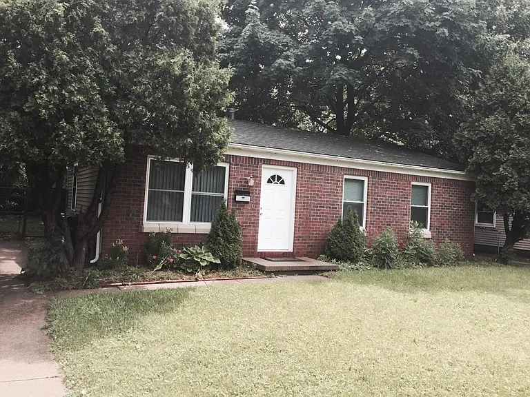 1030 N Maple Rd — Photo 15