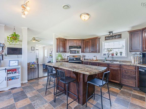 3rd image of 18 Chisholm Rd