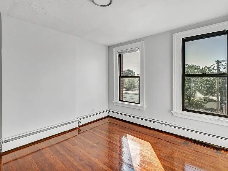 33 Howe St #3R — Photo 6