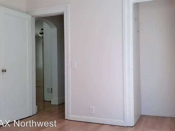 5th image of 915 Olympia Ave NE