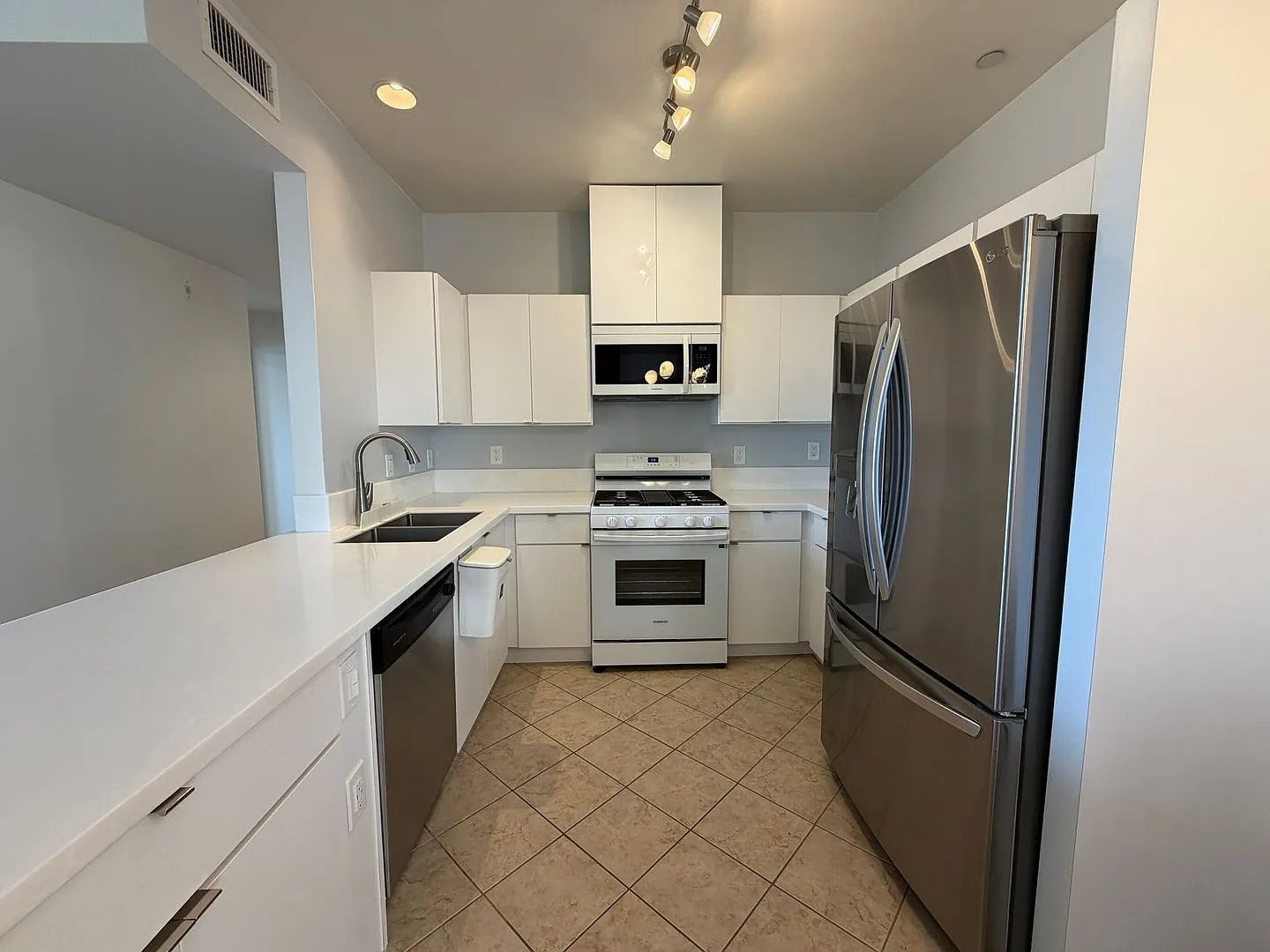 2 bed, 2.0 bath, 1100 sqft, $2,595 — Photo 3
