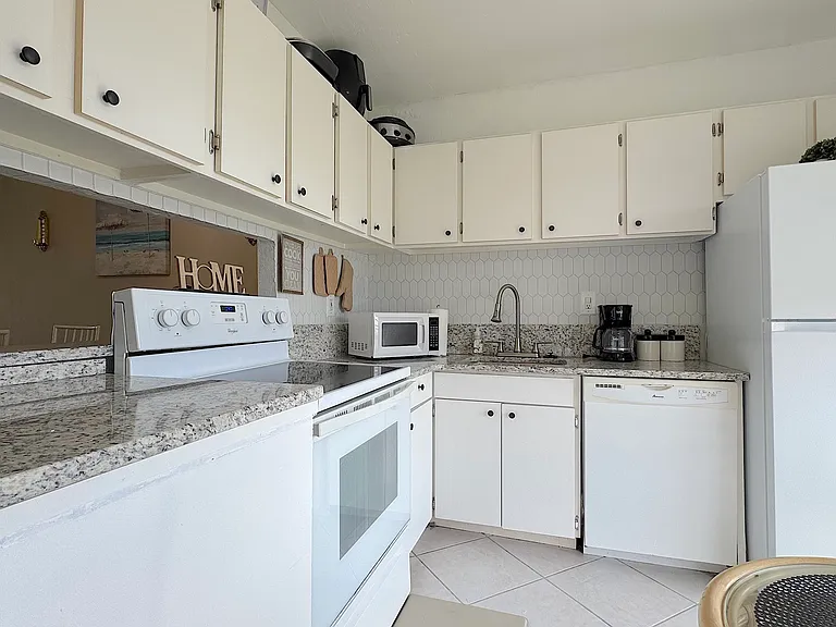 721 S Beach St — Photo 3