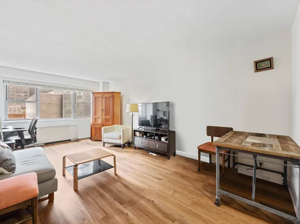 321 East 48th Street image 2 of 18