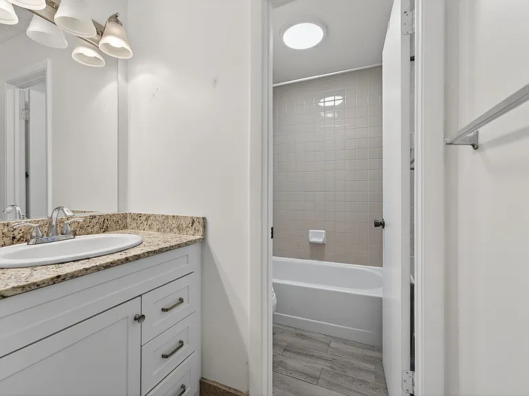 889 Hamilton Dr #889D — Photo 4